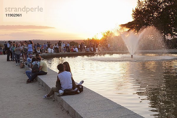 Menschen genießen den Sonnenuntergang am Debod-Tempel (Templo de Debod)  Parque del Oeste  Madrid  Spanien  Europa