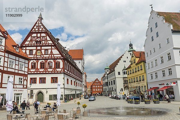 Altstadt  Fachwerkhäuser und Platz mit Brunnen  Nördlingen  Bayern  Deutschland  Europa