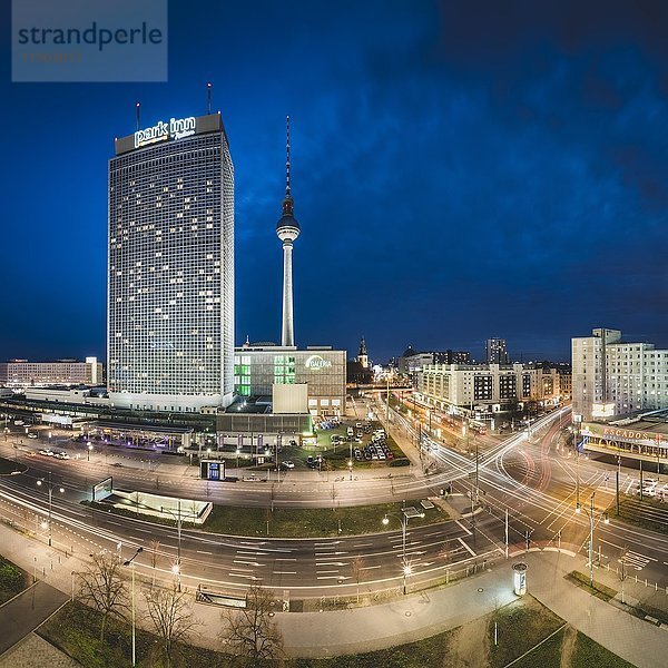 Alexanderplatz mit Fernsehturm und Hotel Park Inn  blaue Stunde  Berlin  Deutschland  Europa