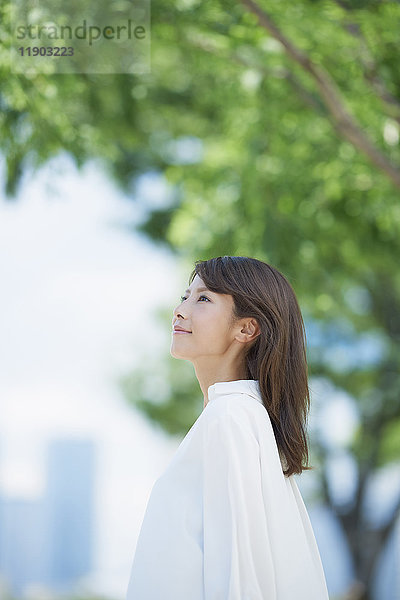Porträt einer jungen Japanerin und frisches Grün  Tokio  Japan