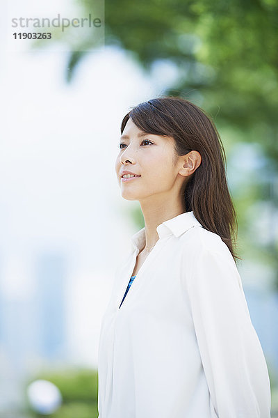 Porträt einer jungen Japanerin und frisches Grün  Tokio  Japan