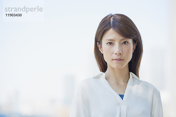 Porträt einer jungen japanischen Frau in der Innenstadt von Tokio  Japan