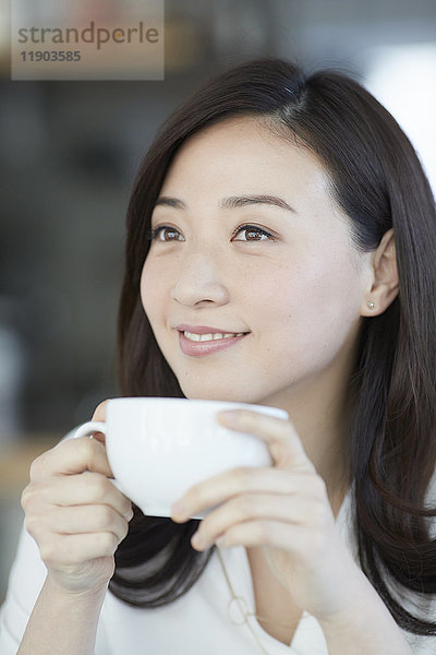 Japanische Frau stilvolles Cafe