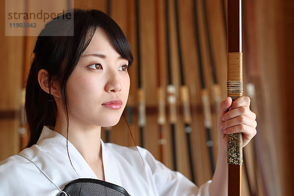 Porträt eines traditionellen japanischen Bogenschützen