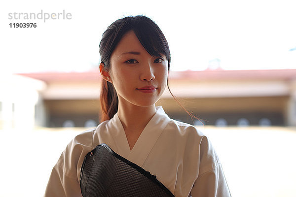 Porträt eines traditionellen japanischen Bogenschützen