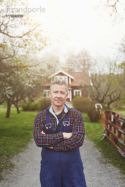 Porträt eines selbstbewussten Landwirts auf dem Weg