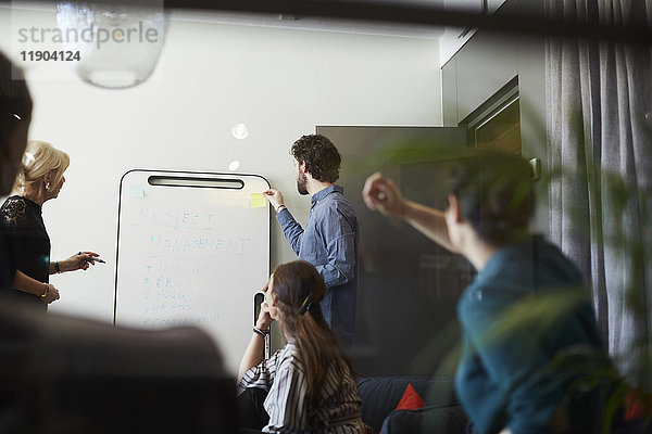 Geschäftskollegen im Vorstandszimmer während der Besprechung im Kreativbüro