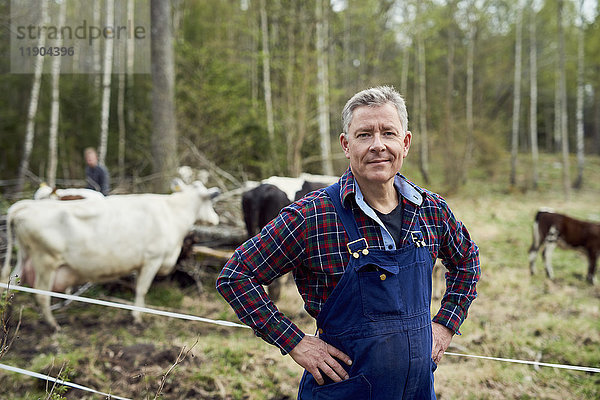 Porträt eines selbstbewussten Bauern auf dem Feld