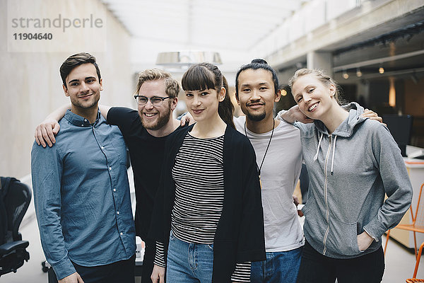 Gruppenporträt von selbstbewussten Programmiererinnen und Programmierern im Büro