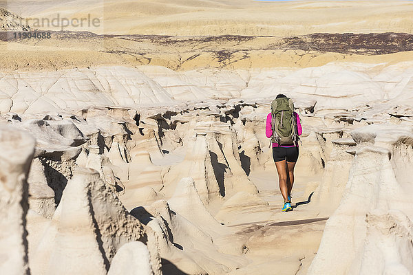 Amerikanische Ureinwohnerin beim Wandern in der Wüste