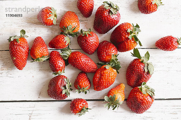 Erdbeeren auf dem Holztisch