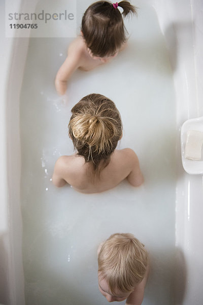 Kaukasischer Junge und Mädchen sitzen in der Badewanne