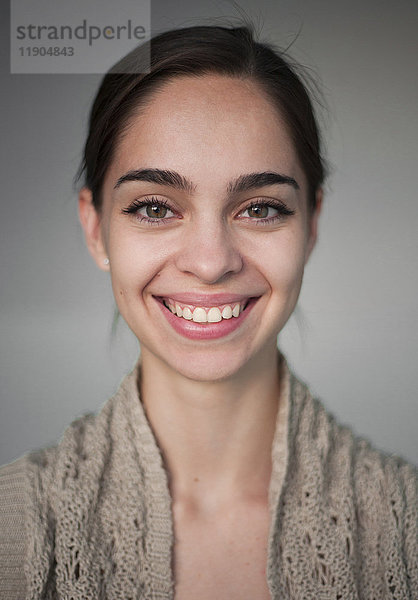 Porträt einer lächelnden kaukasischen Frau