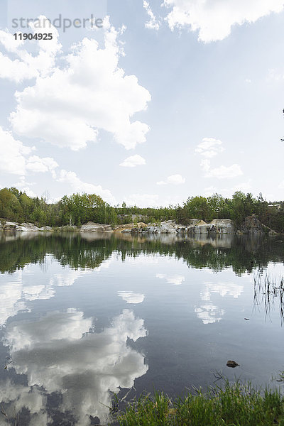 Reflexion der Wolken im stillen See