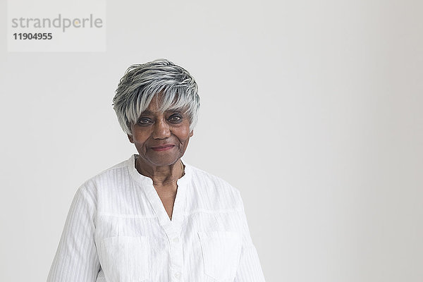 Porträt einer älteren lächelnden schwarzen Frau