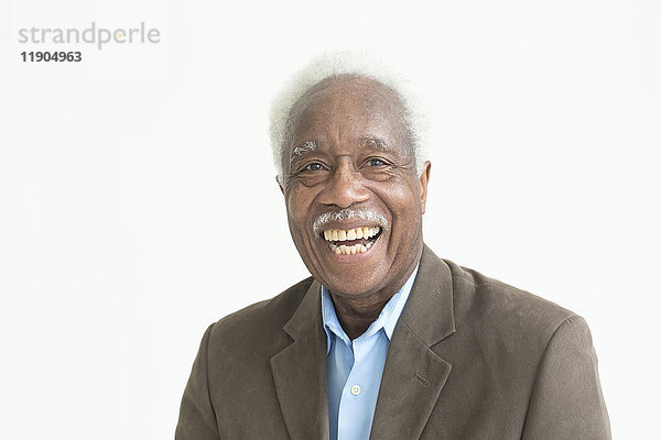 Porträt eines lachenden älteren schwarzen Mannes