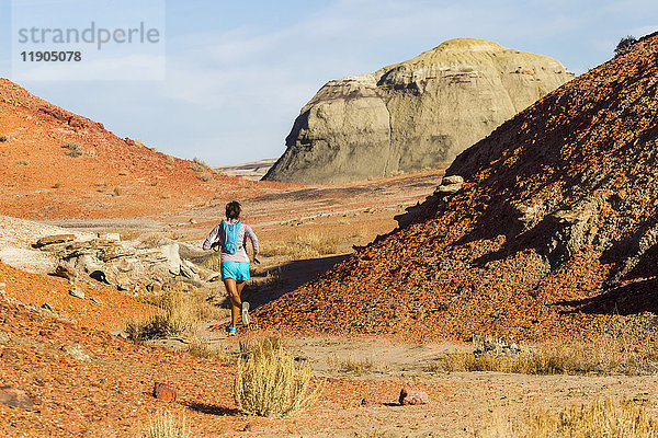 Amerikanische Ureinwohnerin läuft in der Wüste