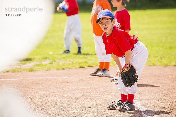 Gemischtrassiger Junge spielt Baseball