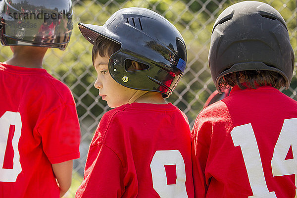 Gemischtrassiger Junge spielt Baseball