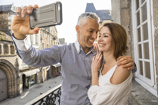 Kaukasisches Paar posiert für Handy-Selfie