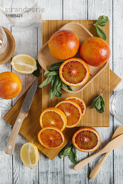 In Scheiben geschnittene Orangen auf dem Schneidebrett