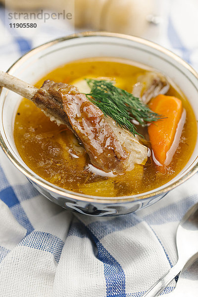 Garnieren Sie die Suppe mit Fleisch
