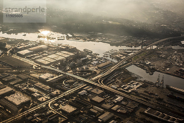 Luftaufnahme einer Brücke über einen städtischen Fluss  Seattle  Washington  Vereinigte Staaten