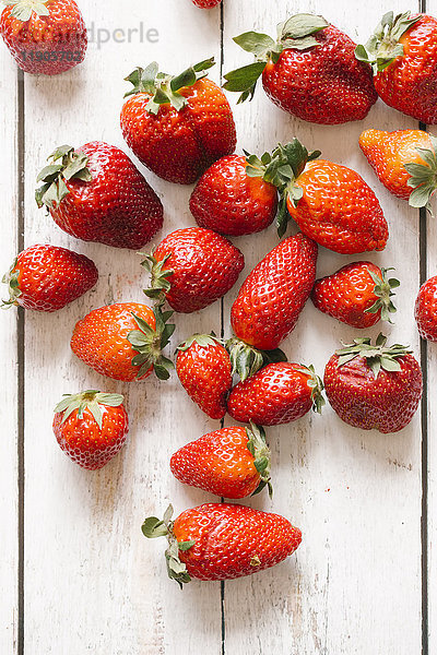 Erdbeeren auf Holztisch