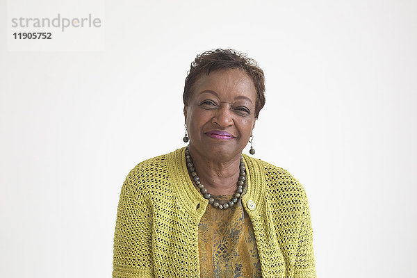 Porträt einer lächelnden älteren schwarzen Frau