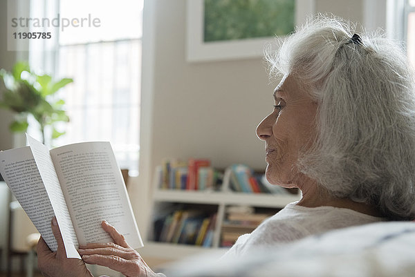 Ältere Frau liest Buch