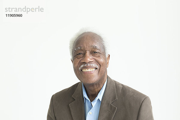 Porträt eines lächelnden älteren schwarzen Mannes