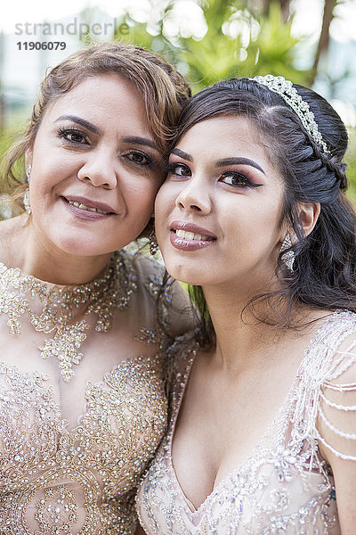 Porträt einer lächelnden hispanischen Mutter und Tochter