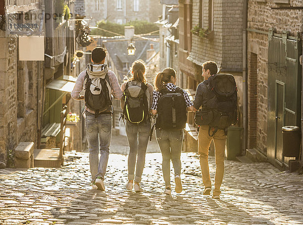 Freunde auf Rucksacktour in der Stadt