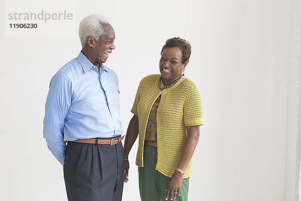 Porträt eines älteren schwarzen Paares  das lacht