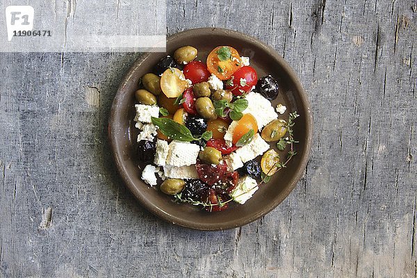 Griechischer Salat mit Oliven und Feta-Käse