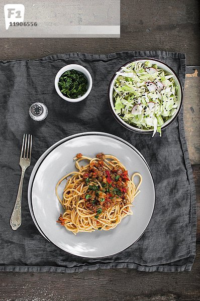 Spaghetti mit Linsensauce  serviert mit Krautsalat (vegan)