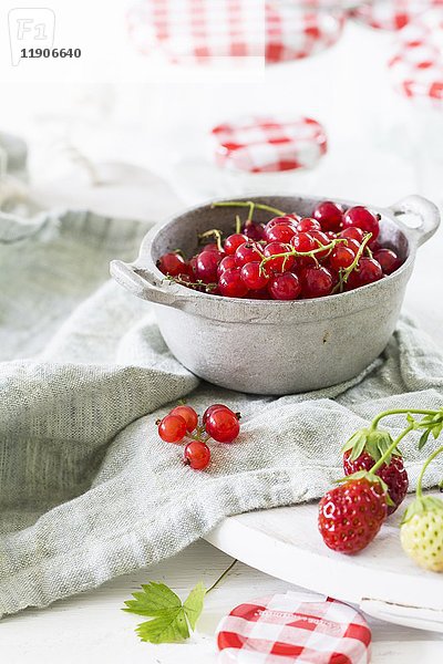 Johannisbeeren und Erdbeeren in einer Einmachschale