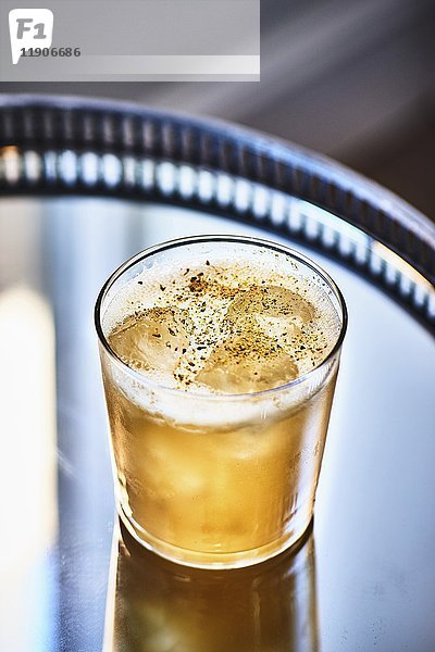 Ein Silver Queen -Cocktail mit Gin und Bienenpollen auf einem Silbertablett