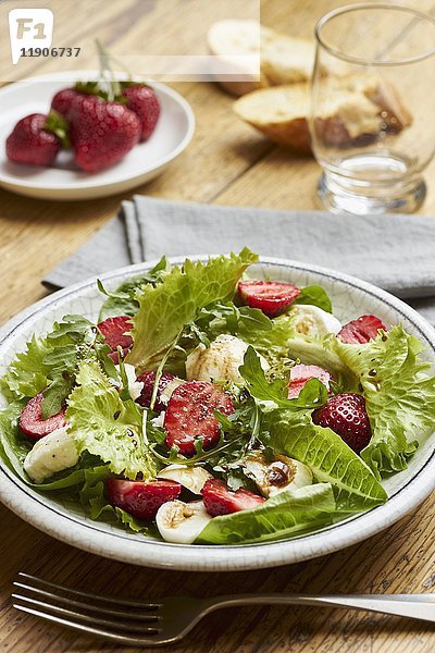Grüner Salat mit Erdbeeren  Rucola und Mozzarella