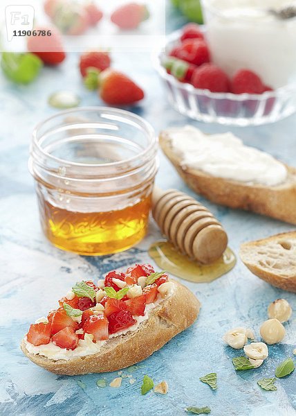 Toast mit Mascarpone  Erdbeeren Minze  Haselnüssen und Honig