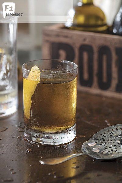 Ahornspeck-Cocktail  garniert mit Orangenschalen