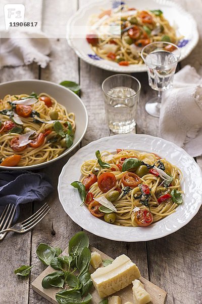 Spaghetti mit Kirschtomaten  frischem Basilikum  Oliven  Chili und Parmesan