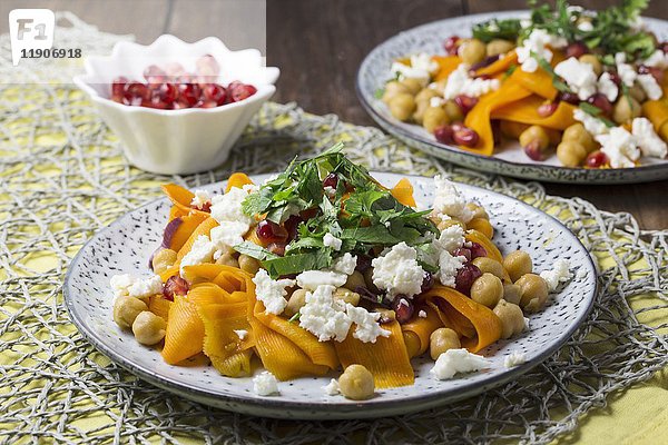 Karottensalat mit Kichererbsen  Feta und Granatapfelkernen