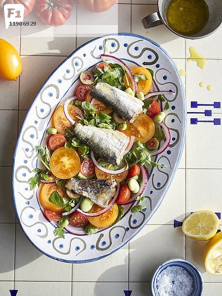 Portugiesische Sardinen mit Tomate und Kopfsalat