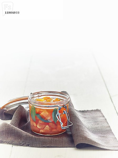 Lakto-fermentierte orangefarbene Paprika mit Lorbeerblättern