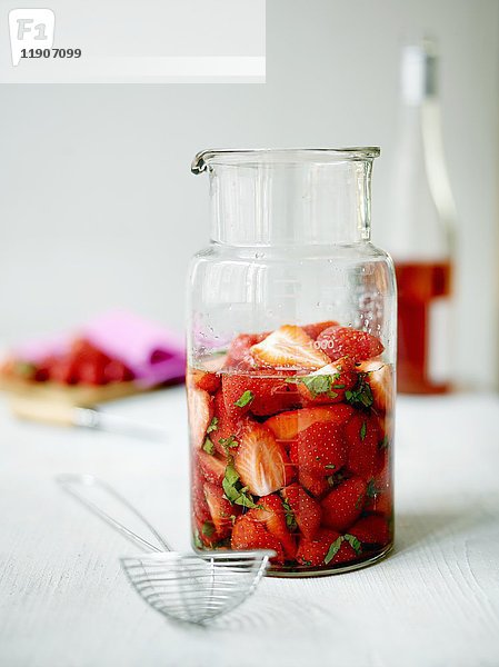 Erdbeer- und Holunderpunsch