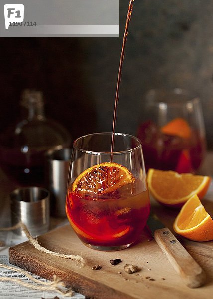 Negroni Cocktail in Glas gießen