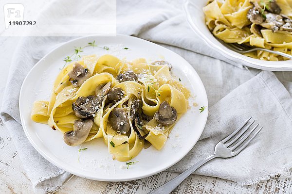 Pappardelle-Nudeln mit Champignons