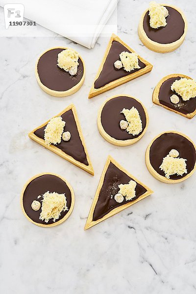 Schokoladenkuchen in Kreis- und Dreiecksform
