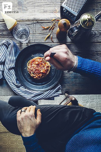Spaghetti all'amatriciana mit Tomaten und Speck